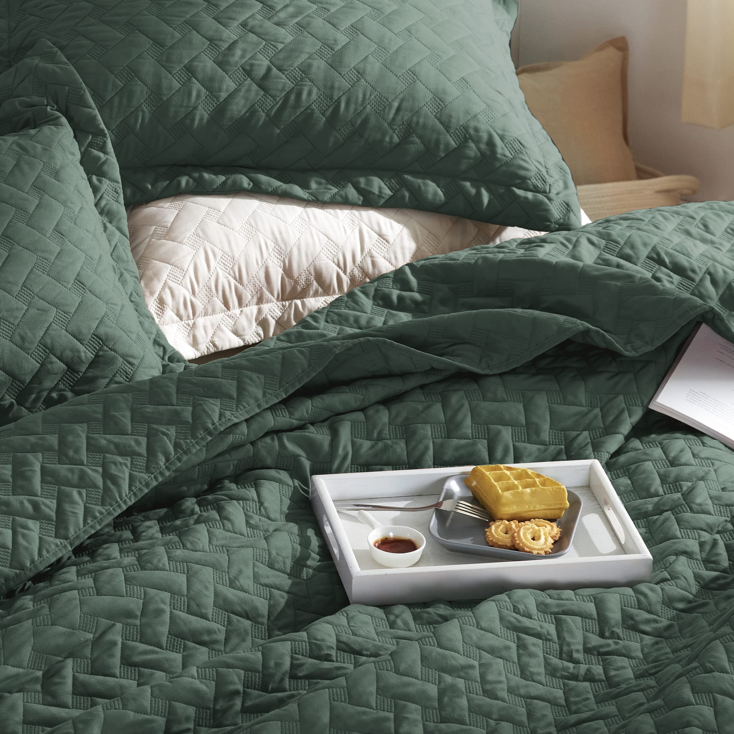 Bedsure close-up of basket weave texture offering tactile softness and visual depth