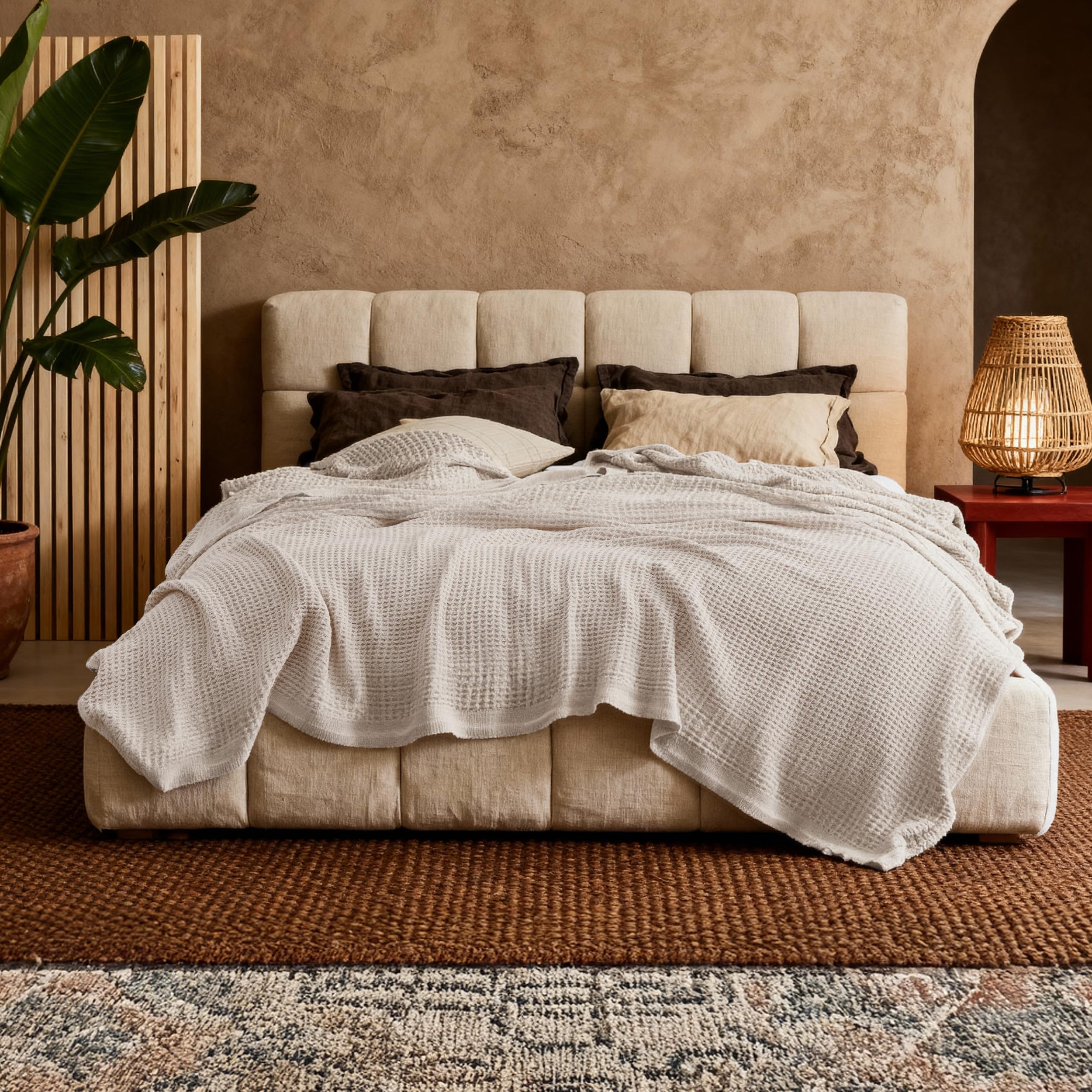 Bedsure corner detail with sewn edge and label showing durable stitching