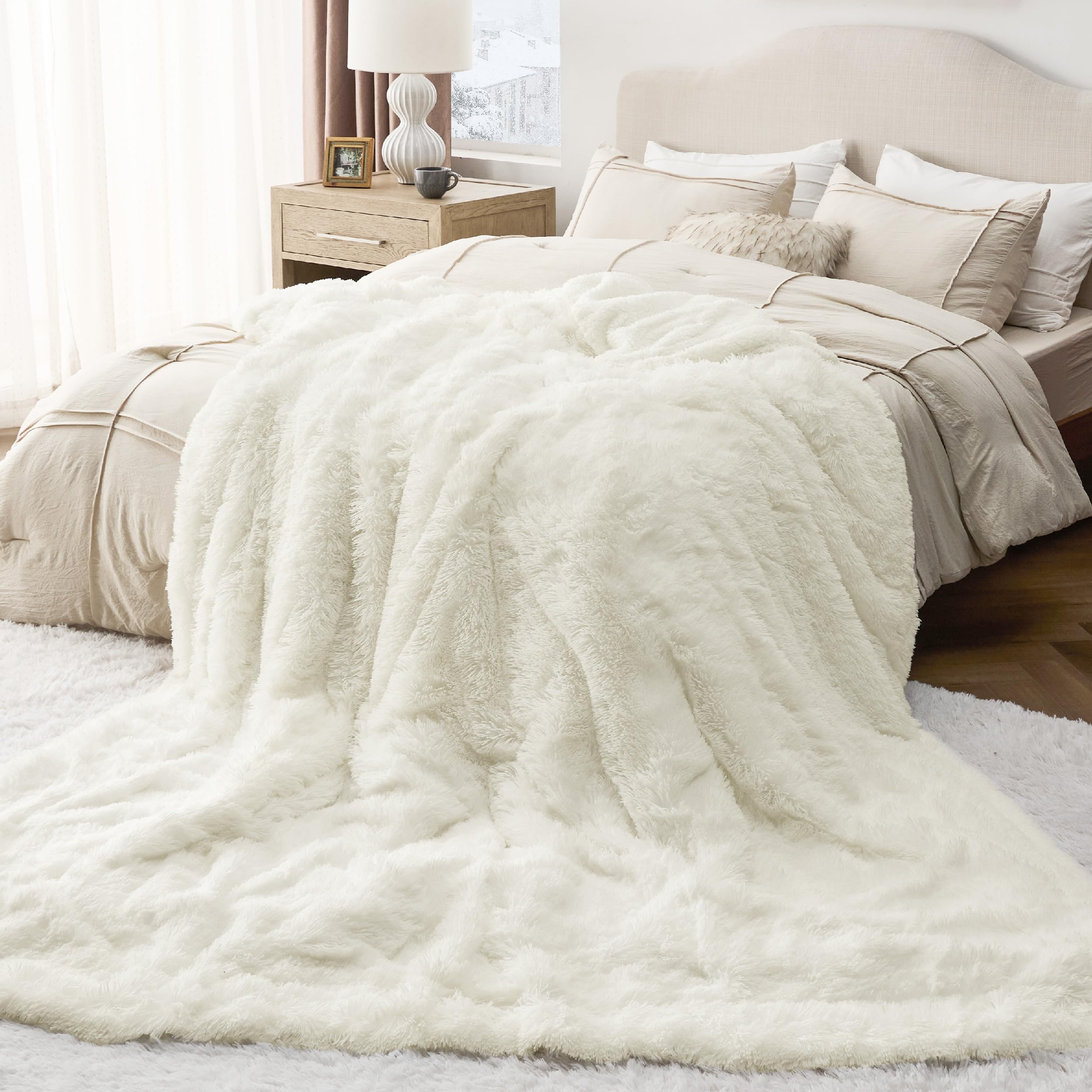 Bedsure edge seam and hem detail showing durable finish and neat edges