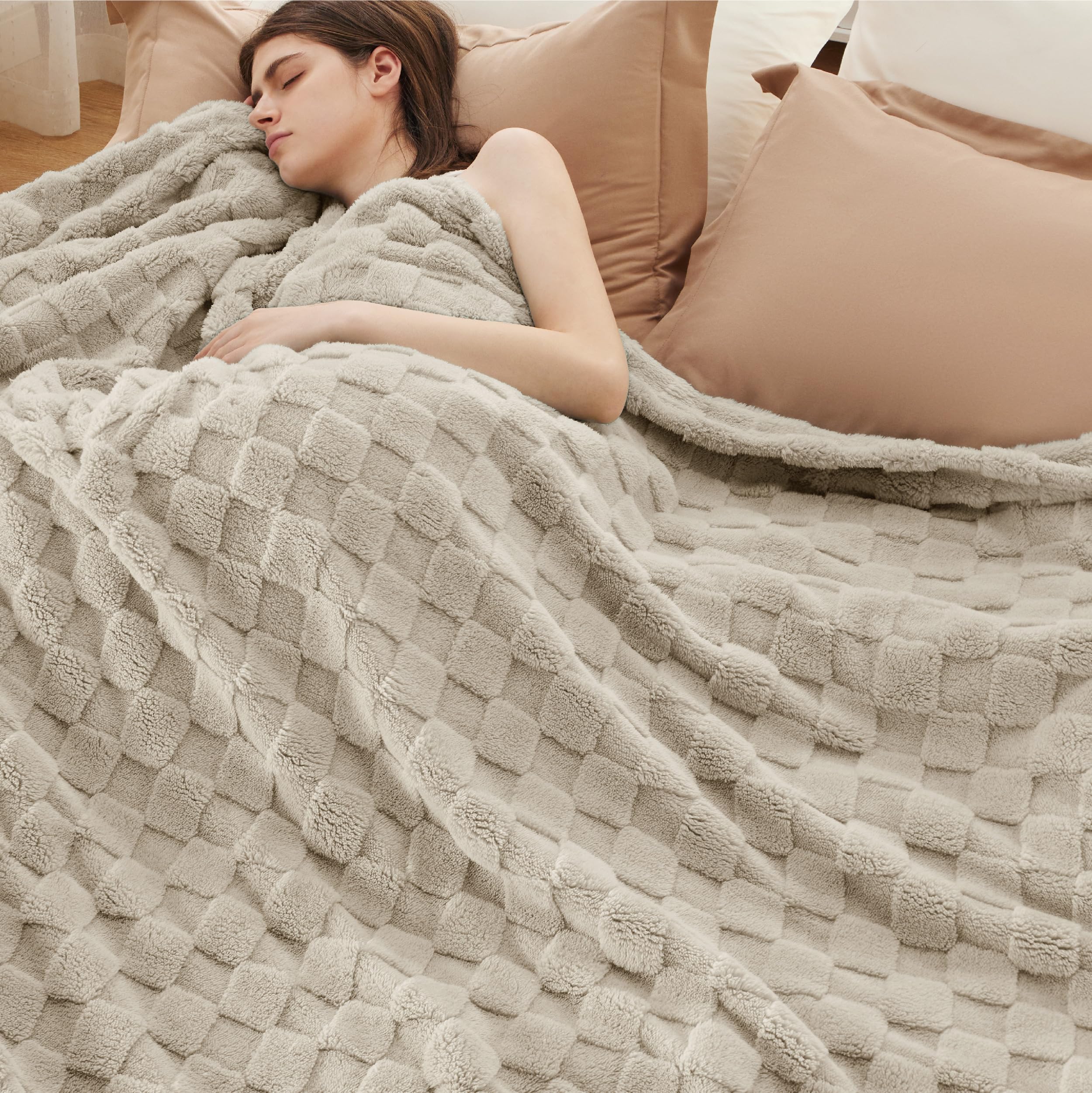 Bedsure close-up of jacquard shaggy fleece texture highlighting plush softness