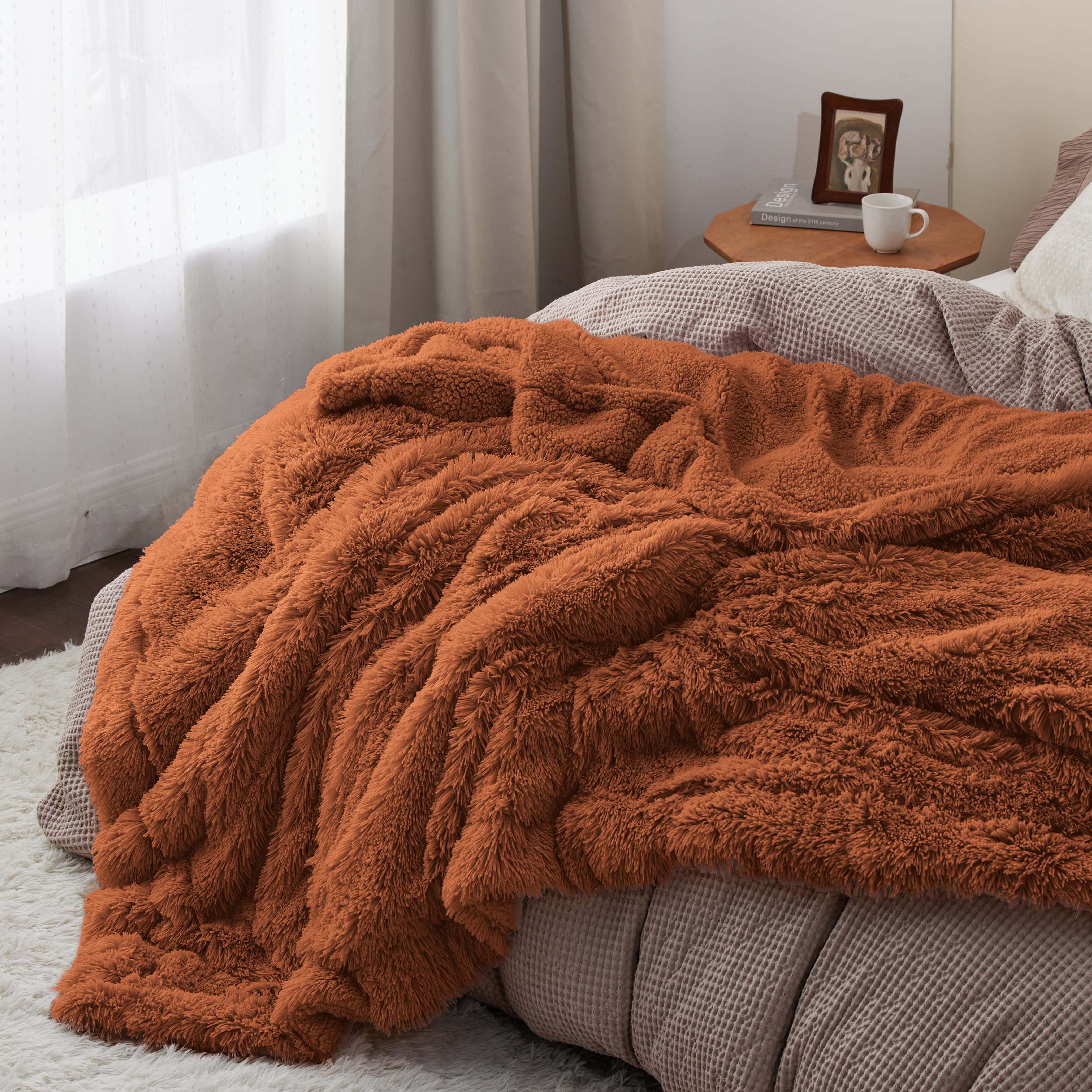Bedsure Sherpa reverse close-up displays cozy texture and insulating warmth
