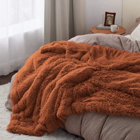 Bedsure Sherpa reverse close-up displays cozy texture and insulating warmth