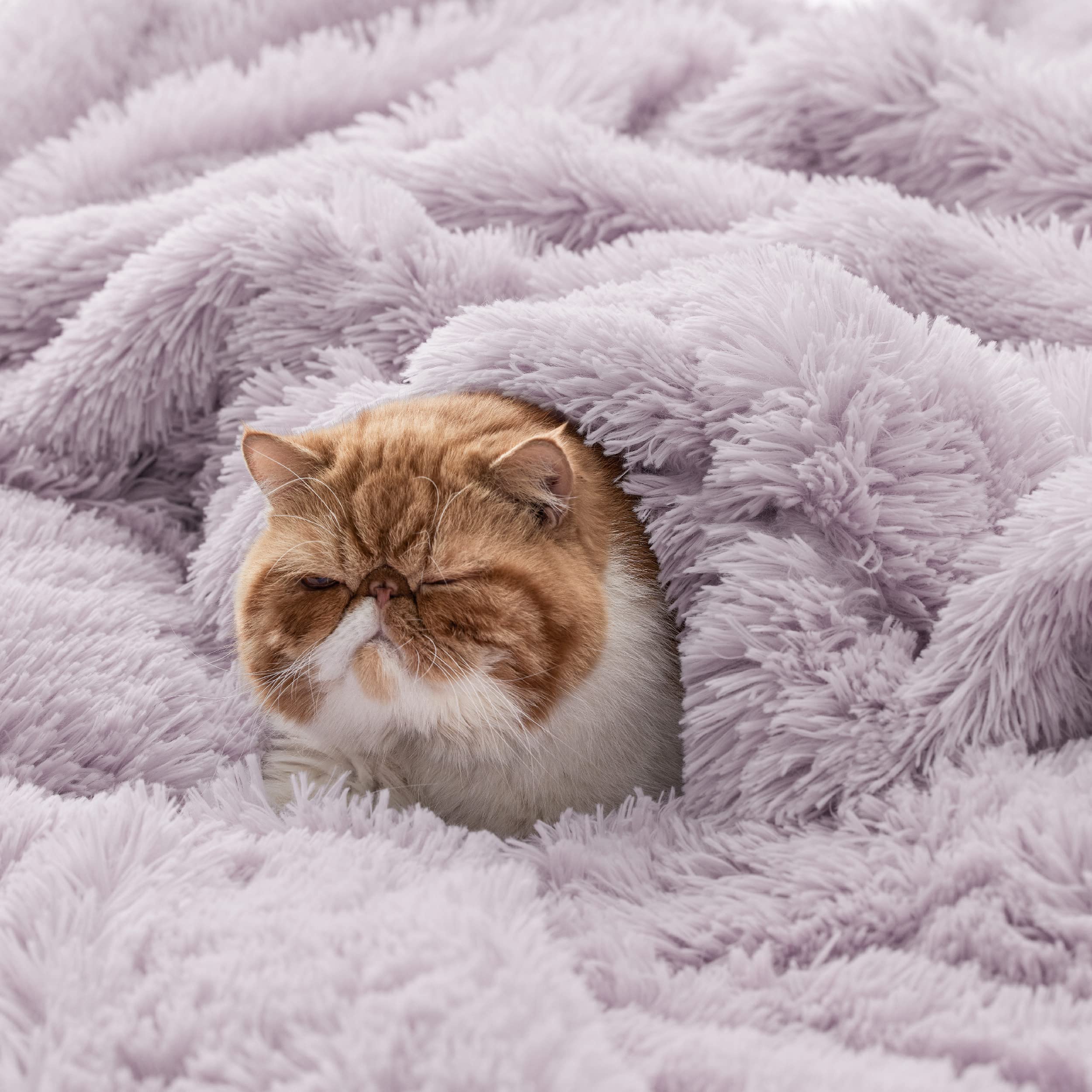 Bedsure close-up of faux fur pile showing plush texture benefit