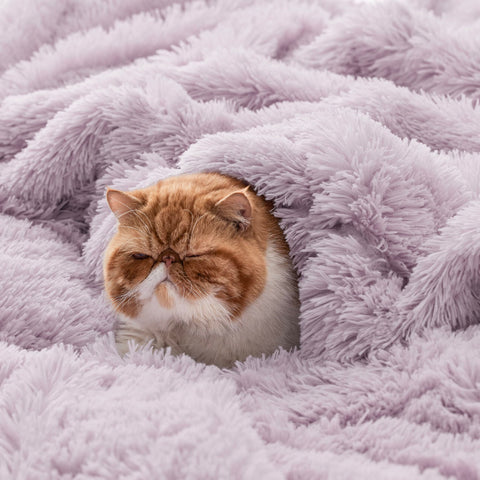 Bedsure close-up of faux fur pile showing plush texture benefit