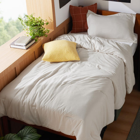 Bedsure close-up texture of brushed microfiber delivering soft touch benefit
