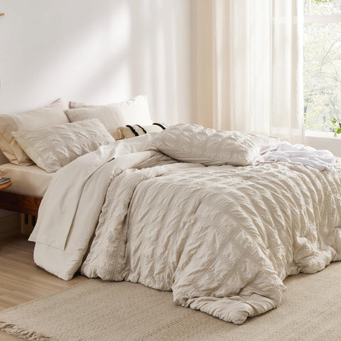 Bedsure comforter edge stitching close-up showing durable seam strength benefit