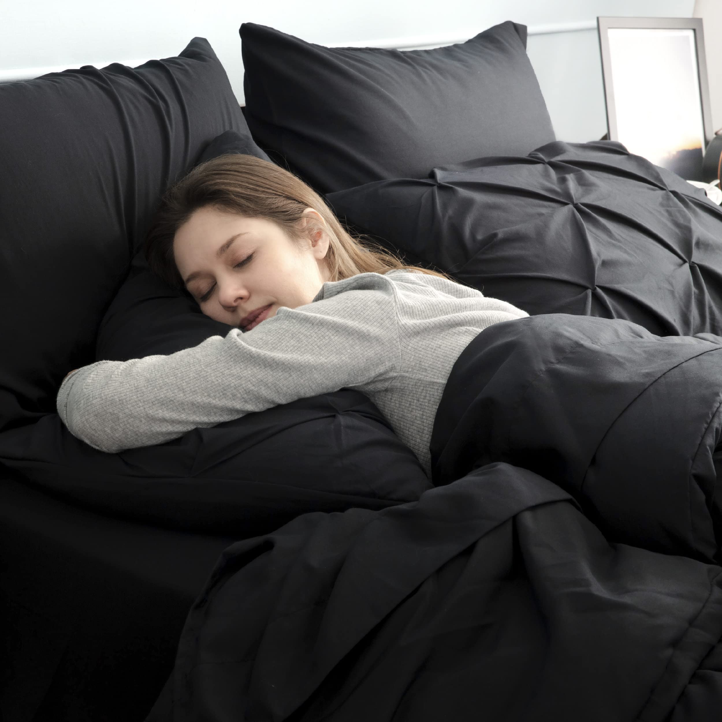 Bedsure comforter edges and stitching illustrating durable construction