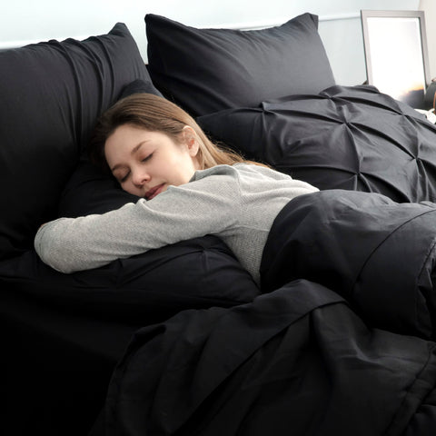 Bedsure comforter edges and stitching illustrating durable construction