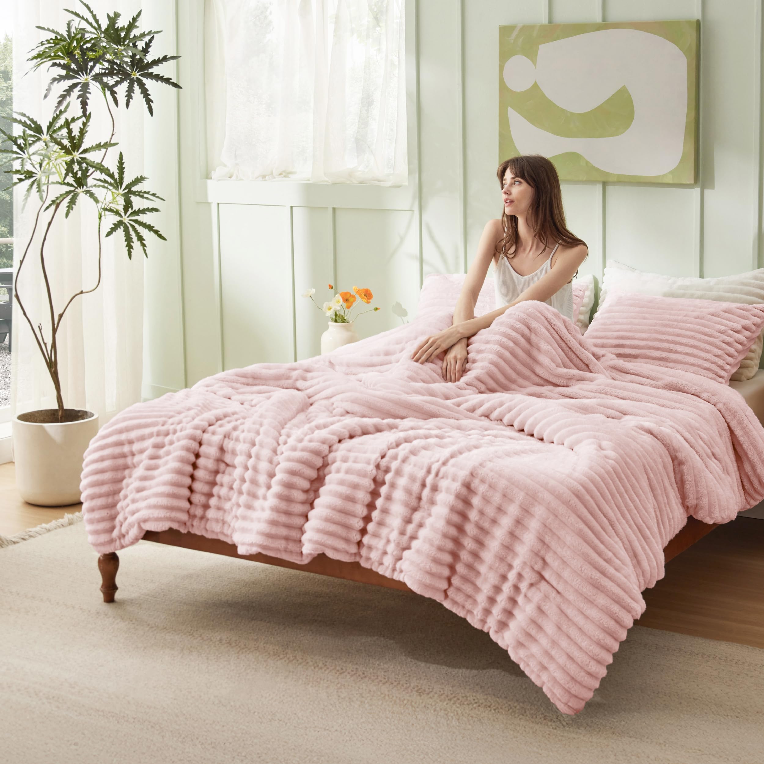 Bedsure folded comforter showing loft and fluffiness for insulating warmth