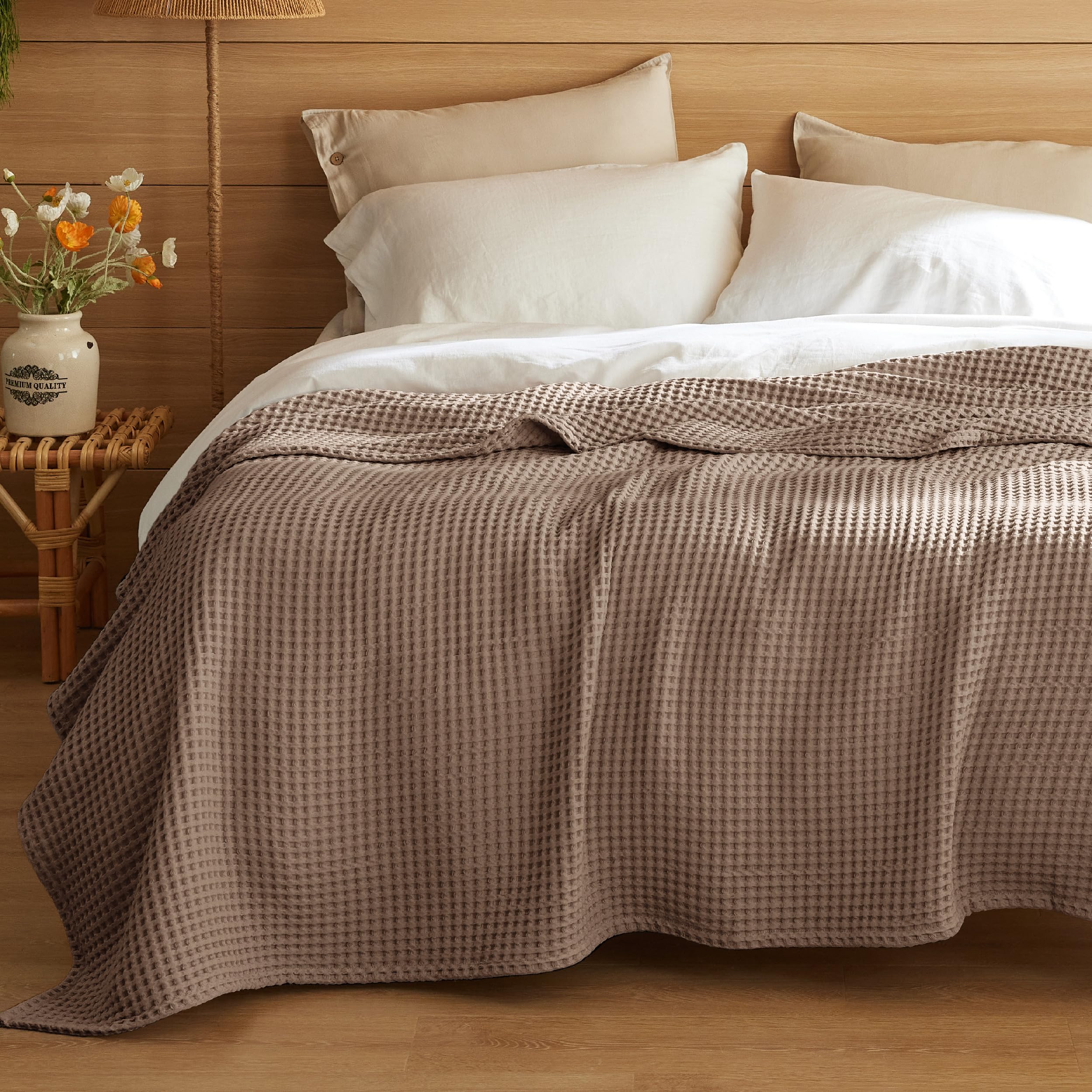 Bedsure edge and hem detail showing durable stitching for long-lasting use