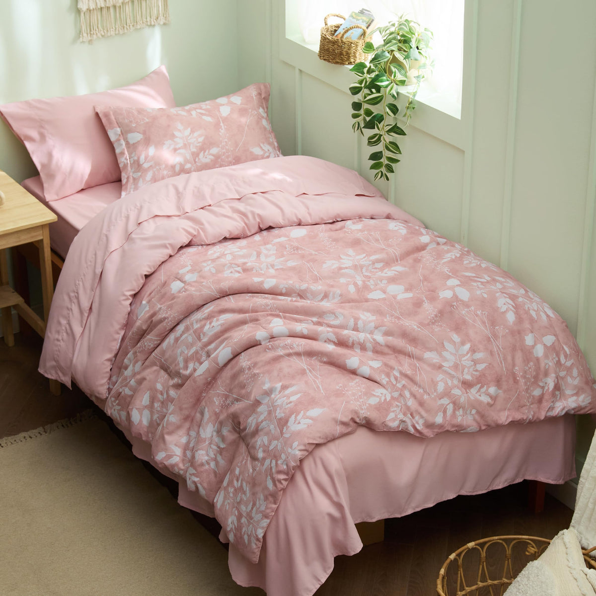 Bedsure floral pink comforter front view showing full pattern and neat finish for stylish bedding