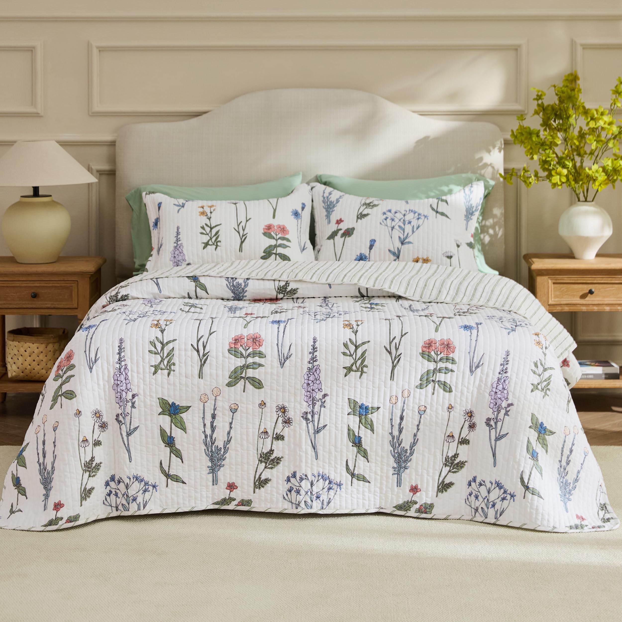Bedsure quilt reverse pattern visible offering two styling options