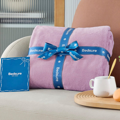 Bedsure GentleSoft spread at picnic illustrating portability and outdoor comfort