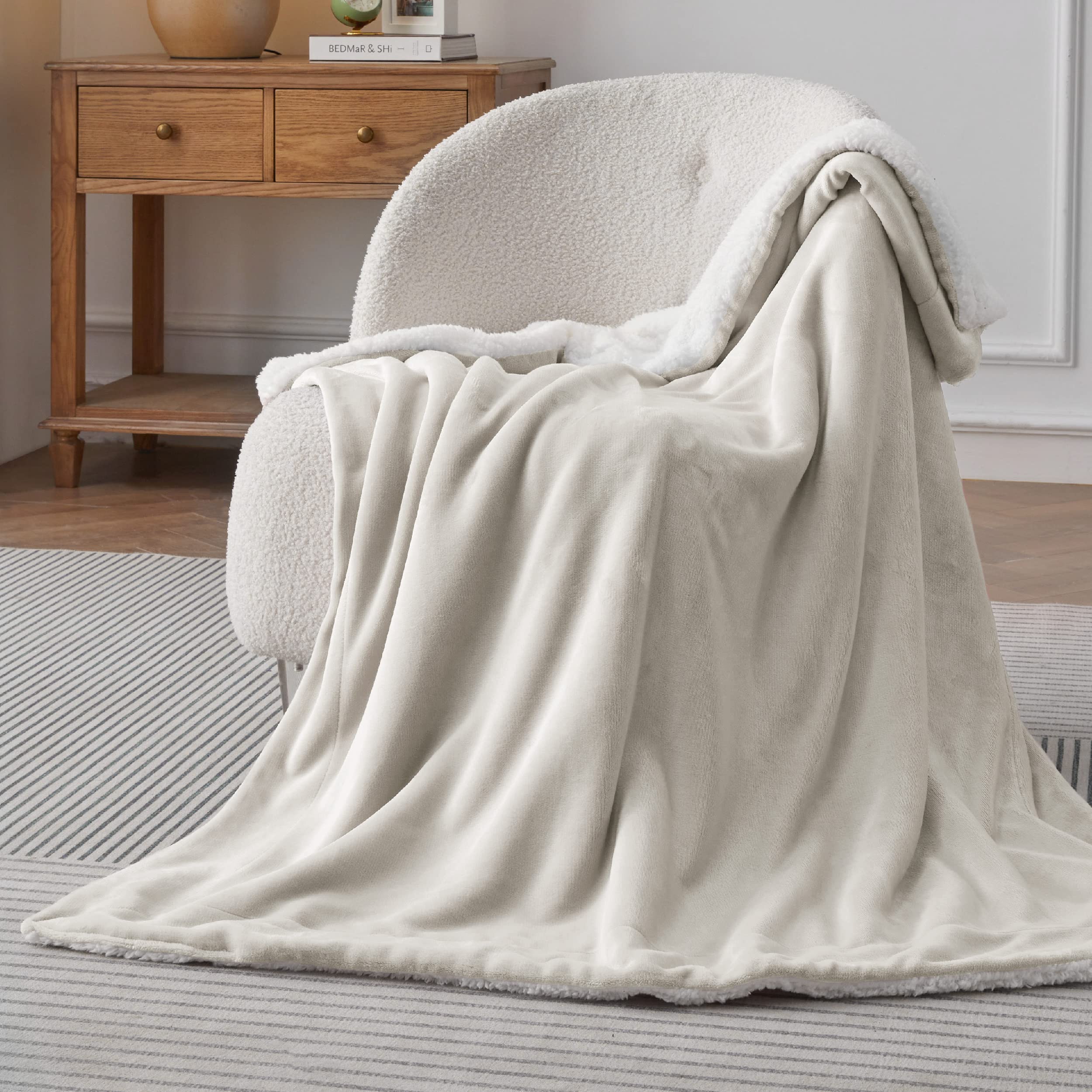 Bedsure Sherpa reverse close-up showing plush pile for warm insulation