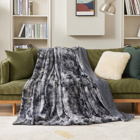 Bedsure Sherpa reverse detail showing soft lining for warm insulation