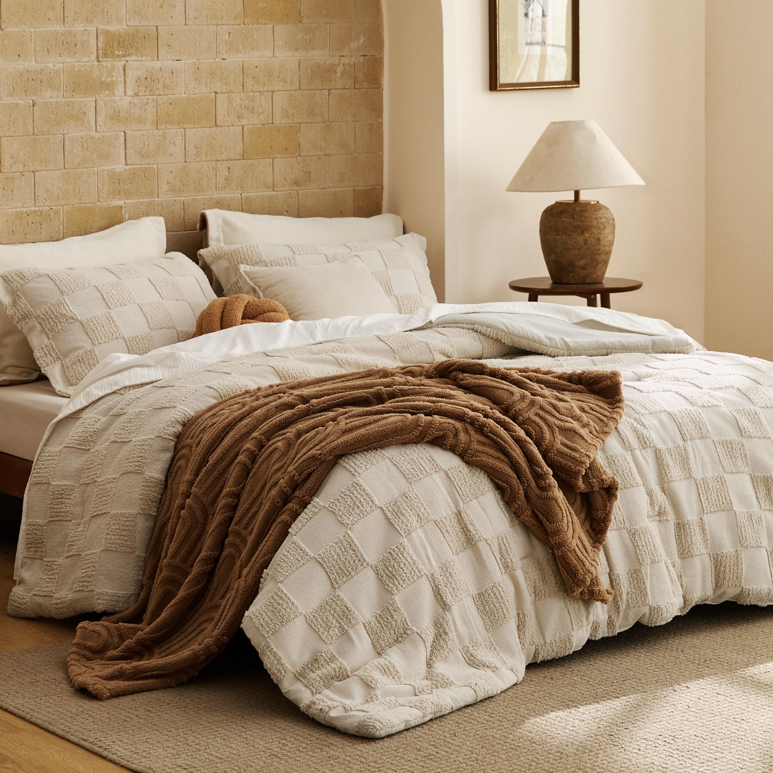 Bedsure jacquard close-up highlighting checker texture and visual depth benefit