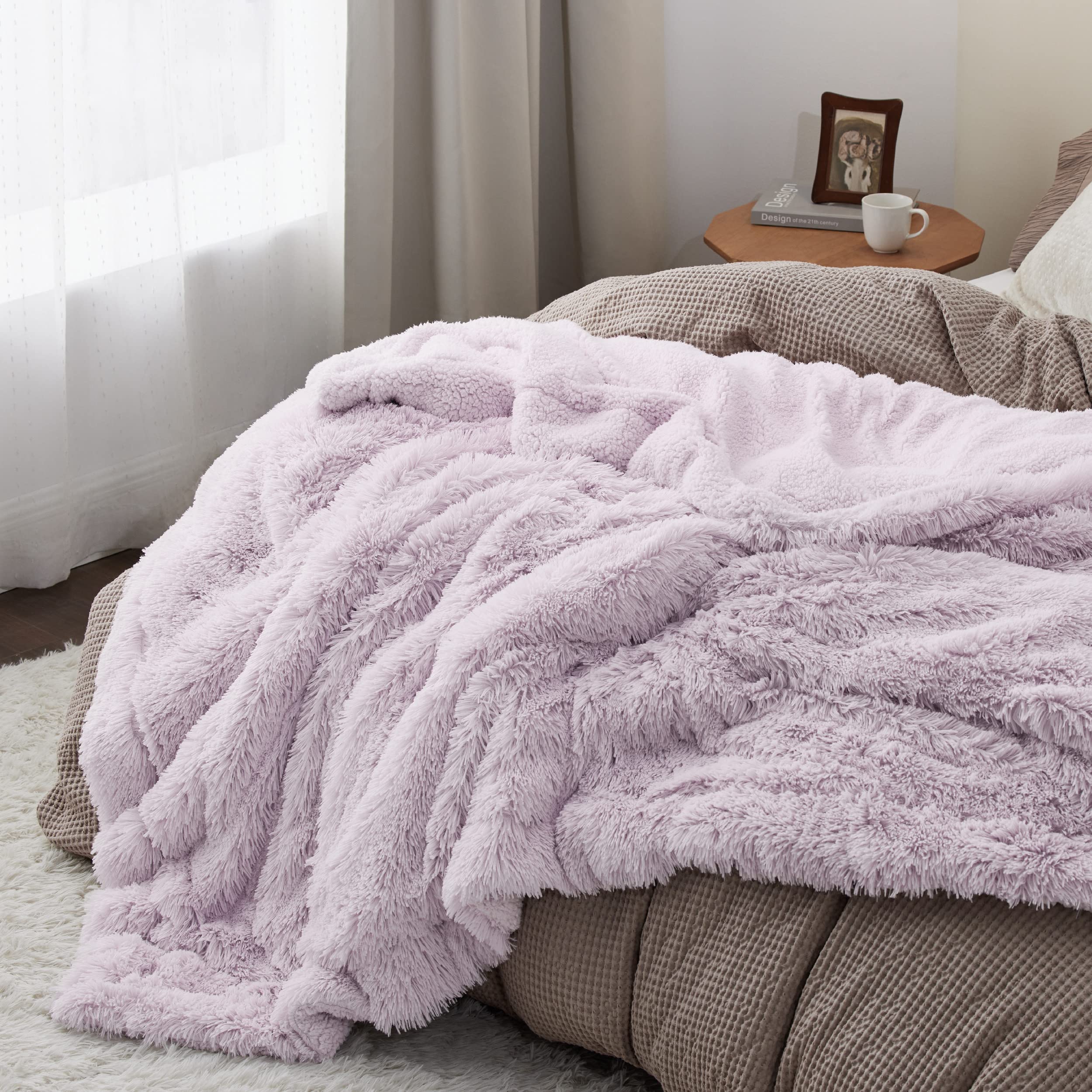 Bedsure Sherpa reverse detail highlighting cozy warmth and smooth backing