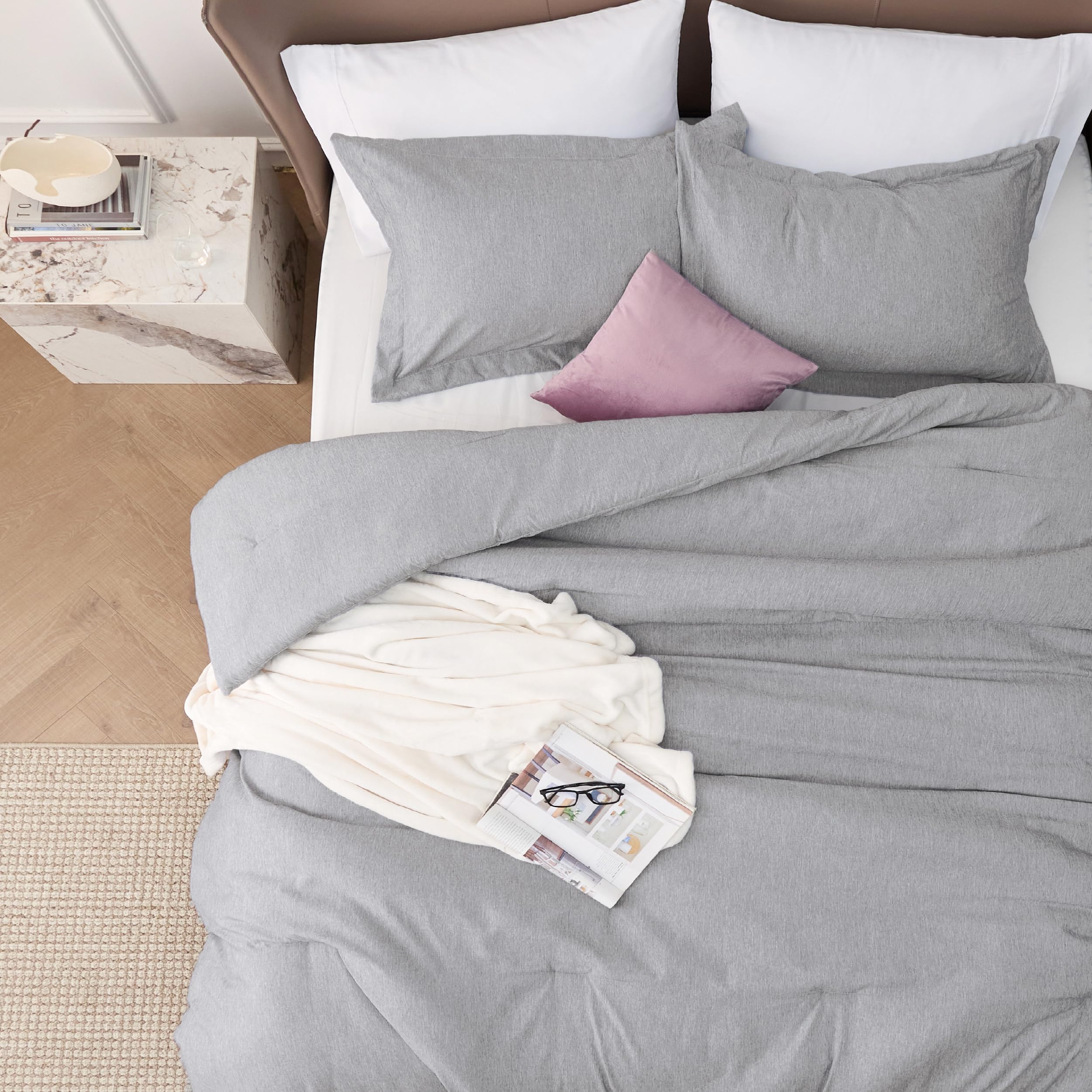 Bedsure edge stitching close-up highlighting durable seams and long-lasting construction