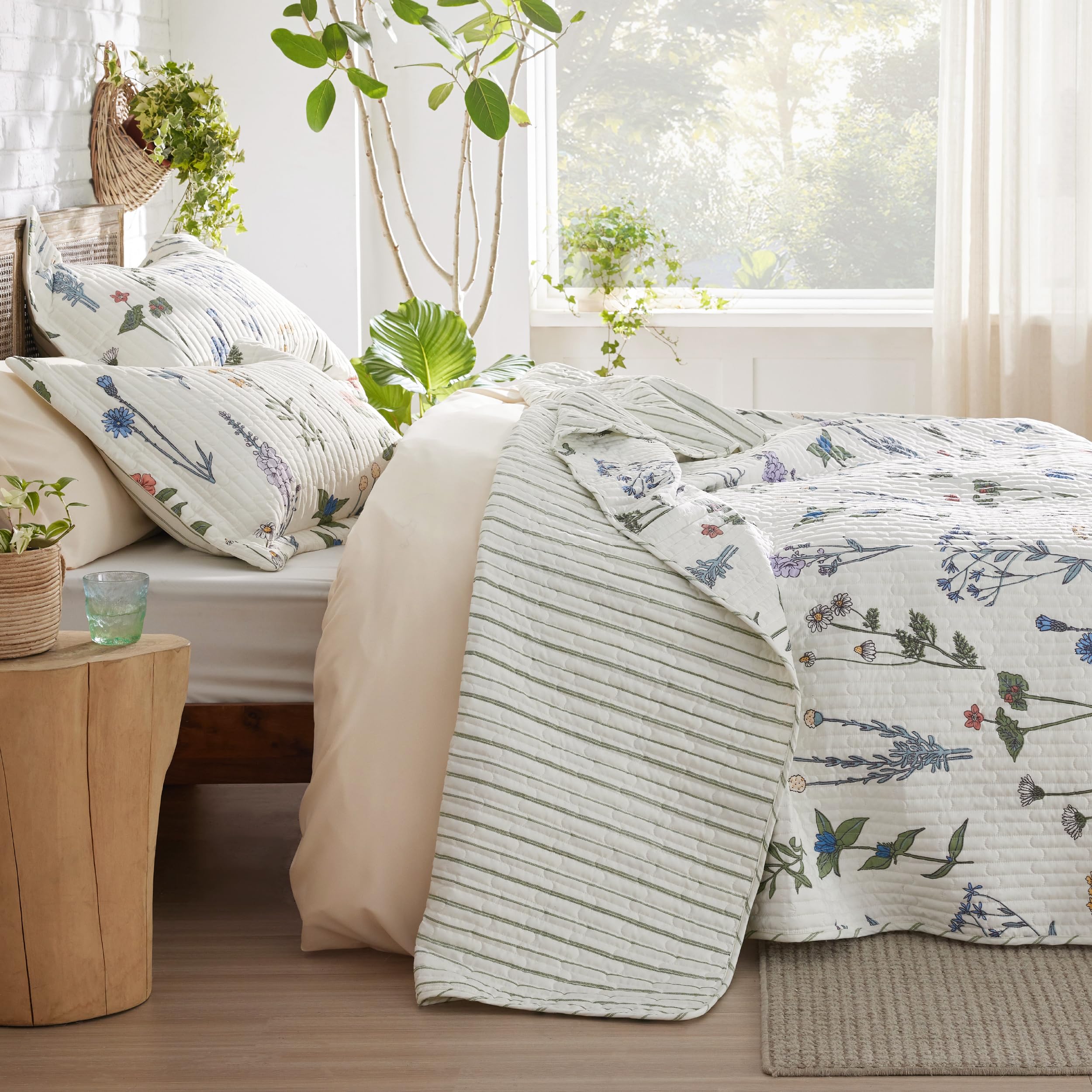 Bedsure pillow sham detail highlighting matching pattern and neat finish