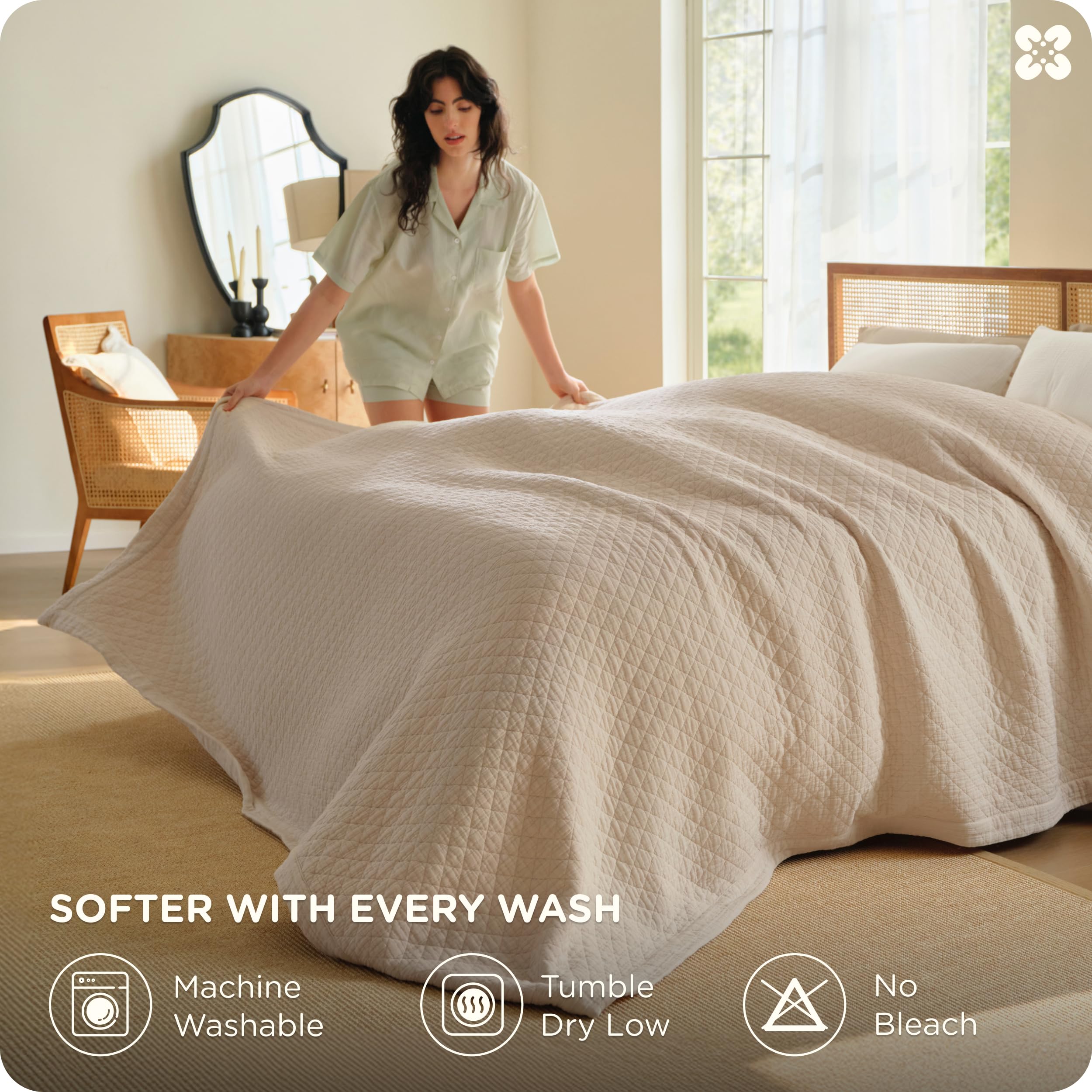 Bedsure PureWoven finished border stitching close-up shows quality edging and durability