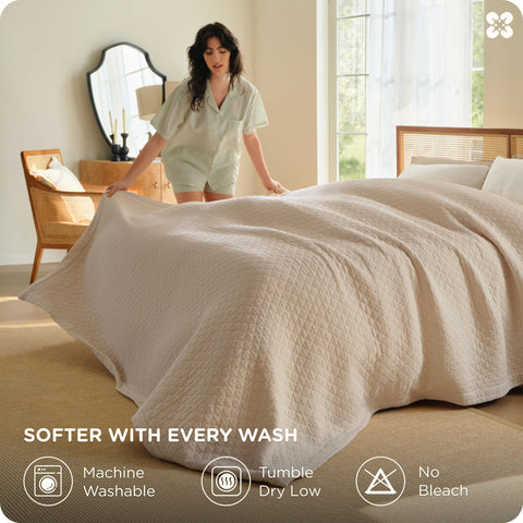 Bedsure PureWoven finished border stitching close-up shows quality edging and durability