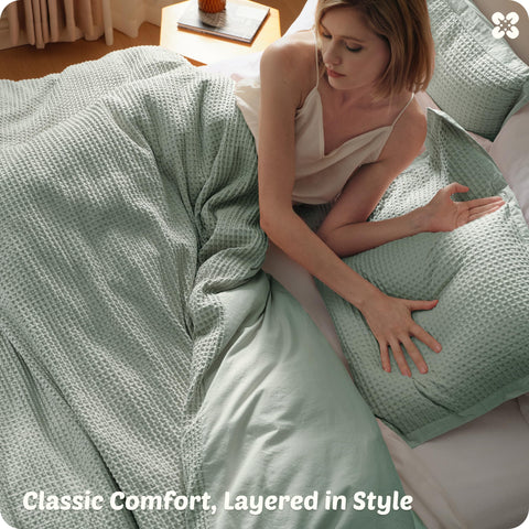 Bedsure demonstration of inserting a comforter to show easy use and stable interior placement