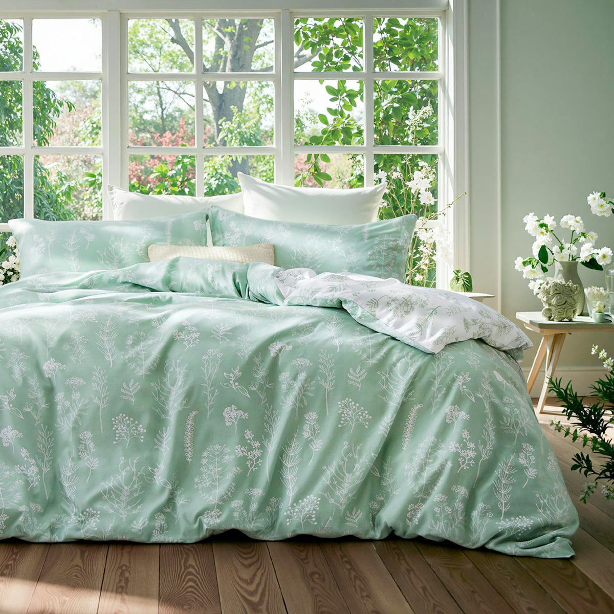 Bedsure duvet cover front view showing floral pattern and neat finish benefits easy styling