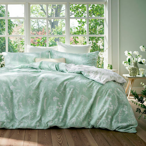 Bedsure duvet cover front view showing floral pattern and neat finish benefits easy styling