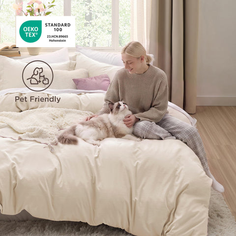 Bedsure queen-size comparison image showing dimensions and fit on standard mattress