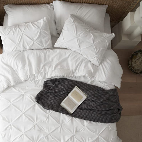 Bedsure fitted sheet corner fit demonstrating snug king sizing for secure mattress fit
