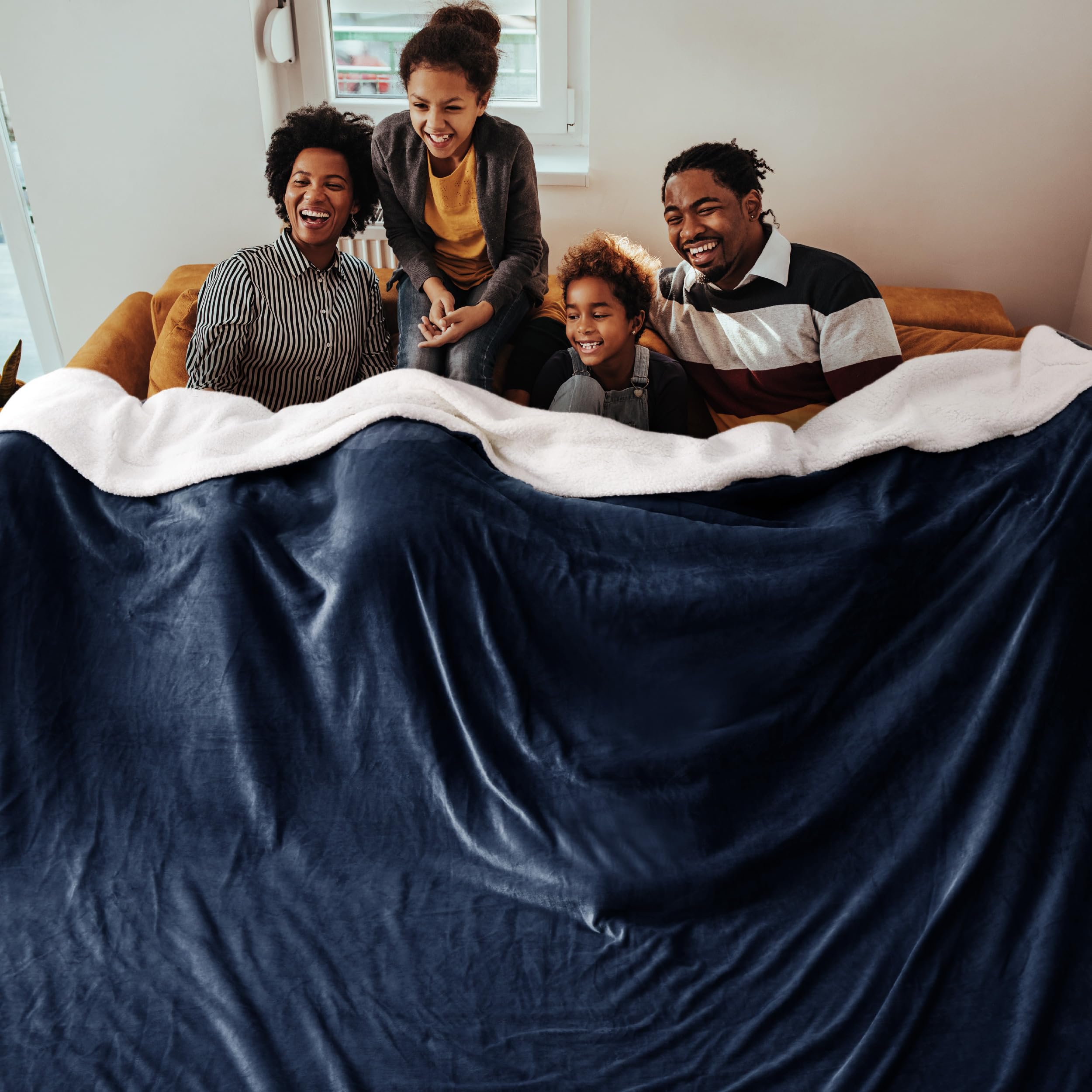 Bedsure close-up of reversible flannel and Sherpa texture ensuring dual comfort