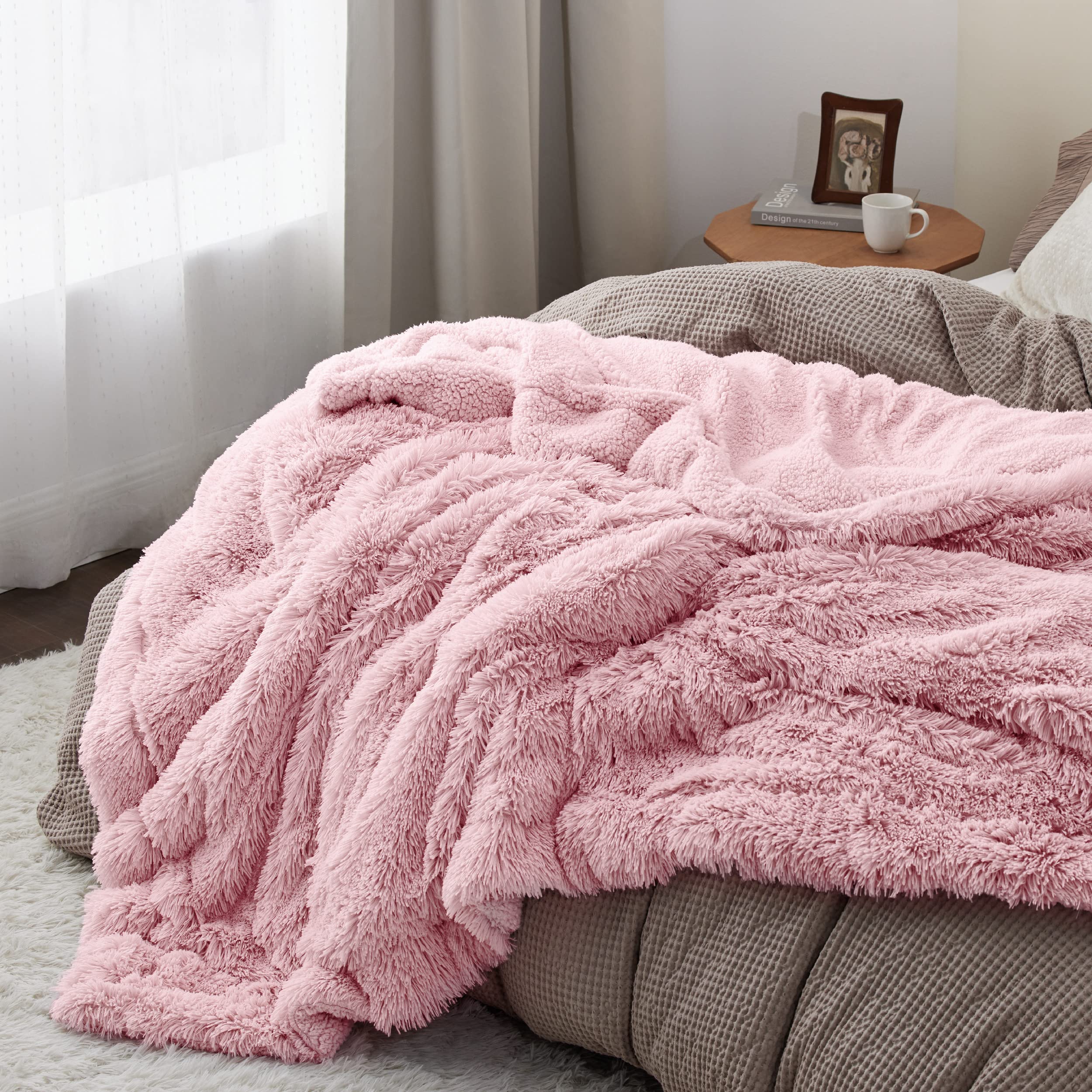 Bedsure Sherpa reverse detail illustrating cozy warmth against skin