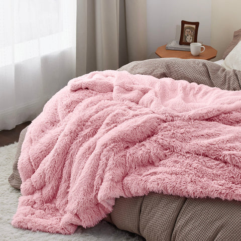 Bedsure Sherpa reverse detail illustrating cozy warmth against skin