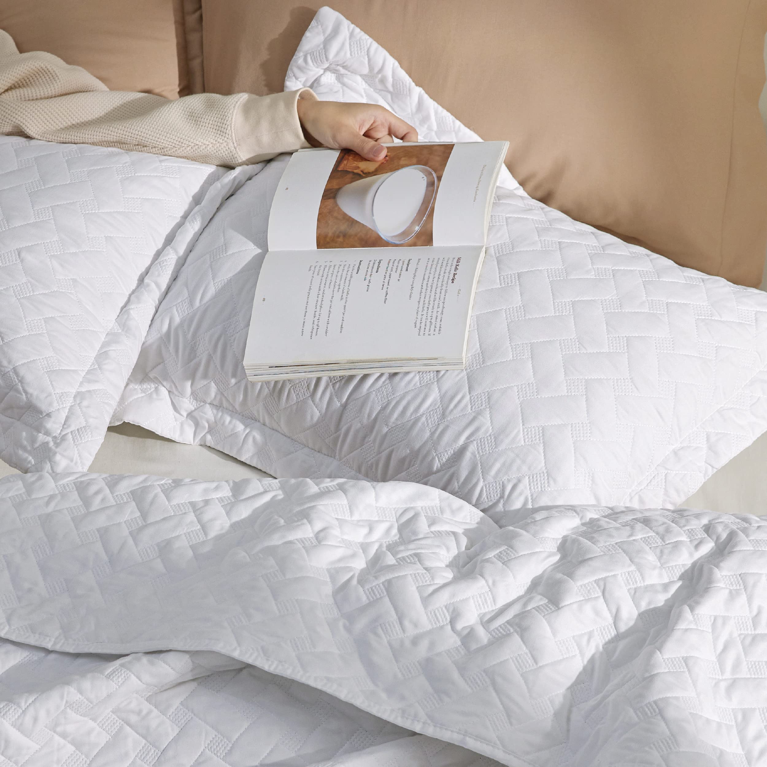 Bedsure stitching edge detail showing reinforced seams for long-lasting durability