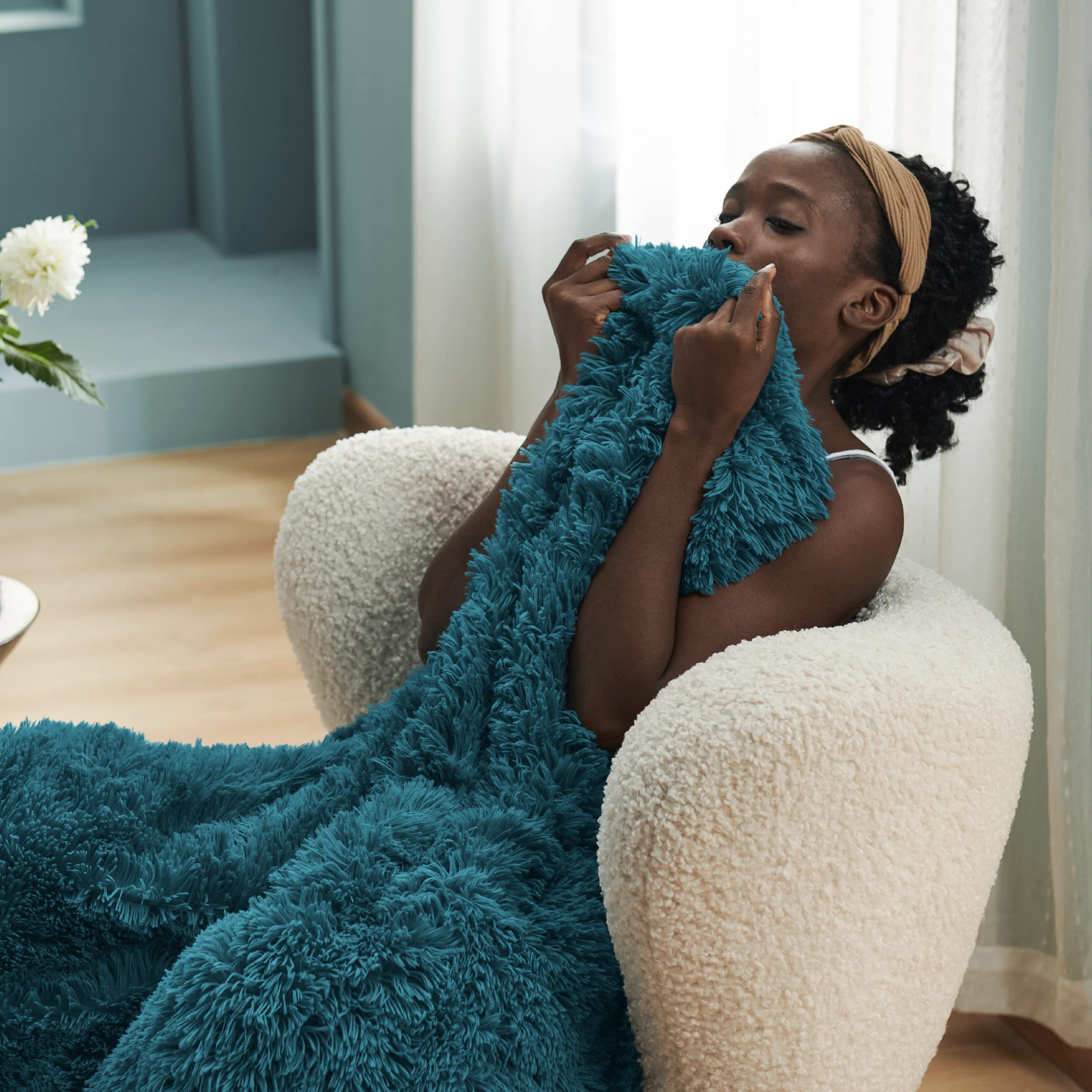 Bedsure close-up faux fur texture highlighting softness and tactile comfort