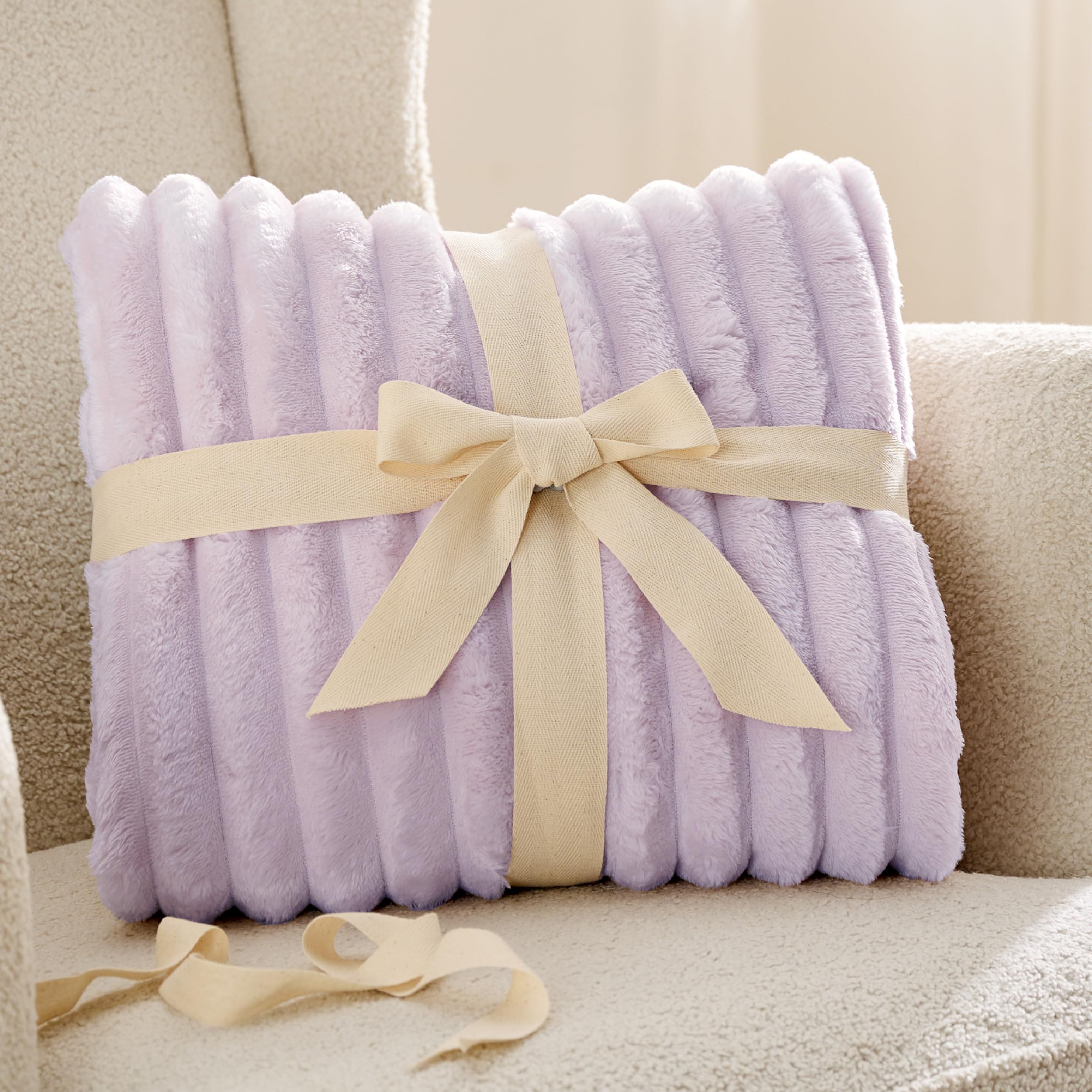 Bedsure reverse corner showing backside color and double-sided comfort