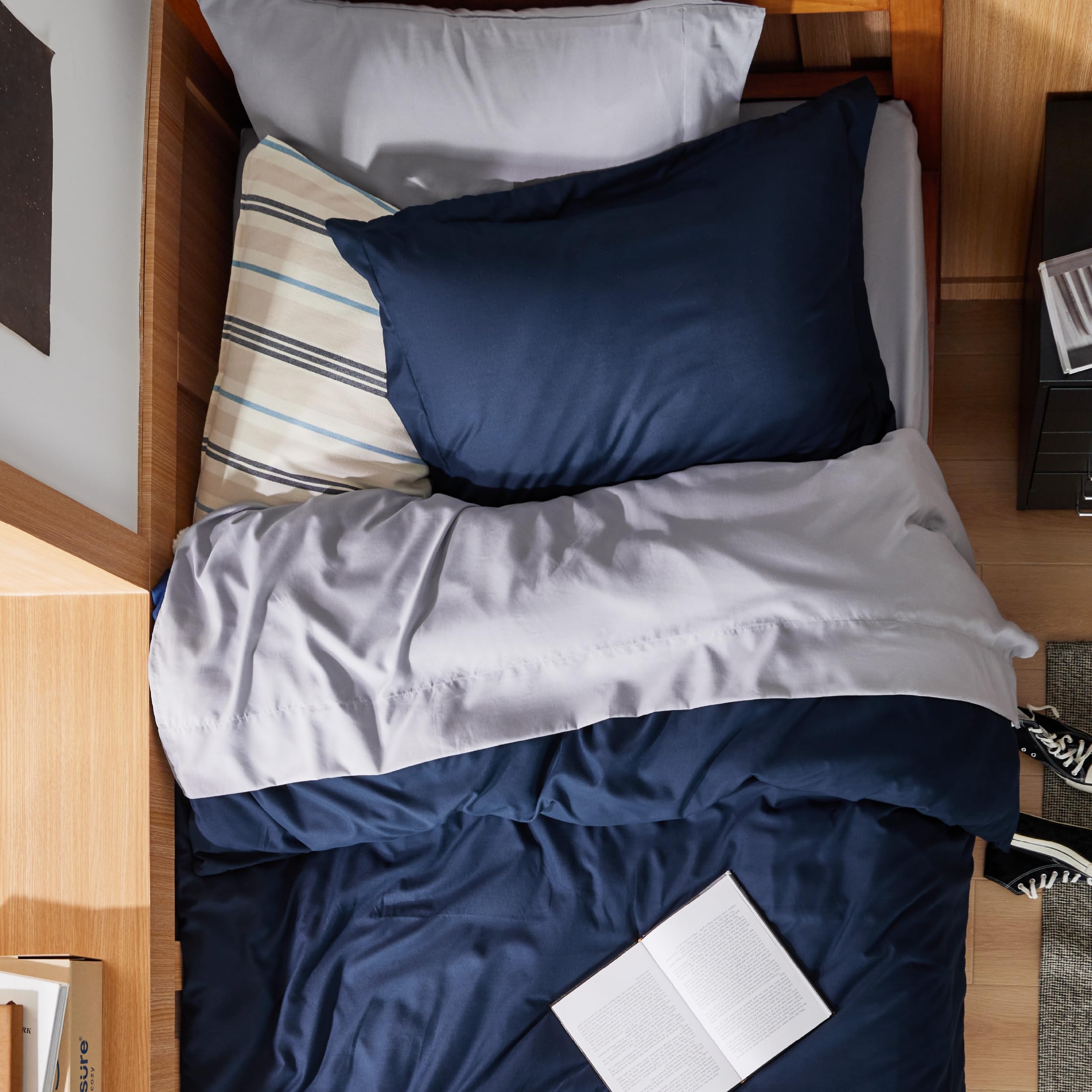 Bedsure zipper detail showing strong closure for easy insert placement and security