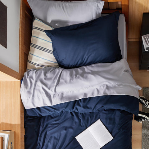 Bedsure zipper detail showing strong closure for easy insert placement and security