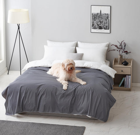 Bee Bee reversible sheet grey side close-up soft texture and quiet comfort