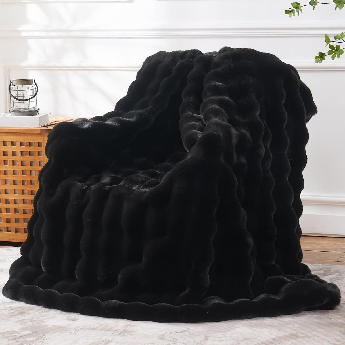 BENVWE front view of black throw showcasing plush design and cozy appeal