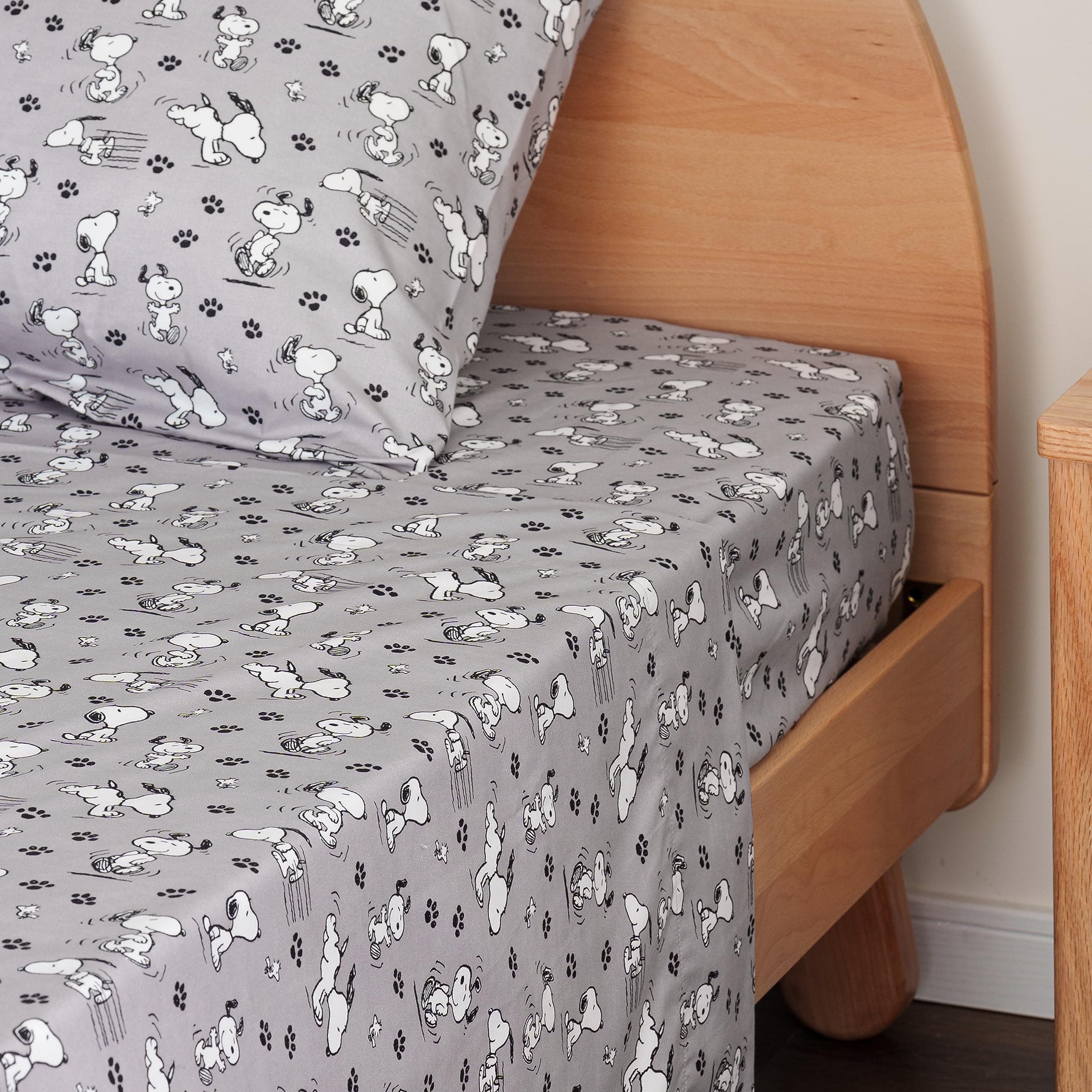 Berkshire Blanket demo showing fitted sheet fitting a 13-inch mattress
