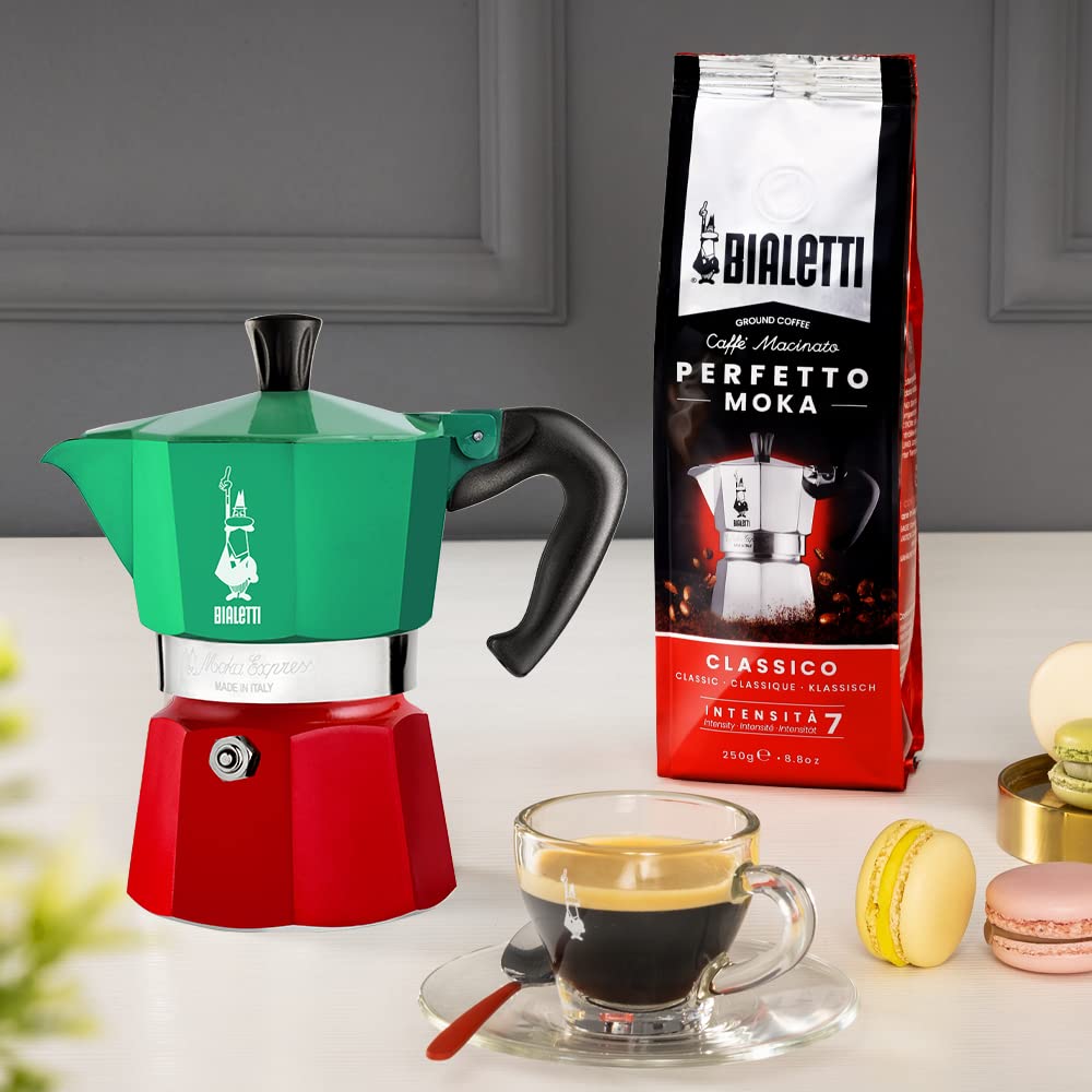 Bialetti pouring coffee demonstrating rich crema and smooth flow