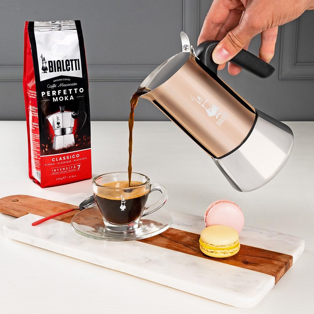 Bialetti Venus close-up of ergonomic handle and precise pouring spout