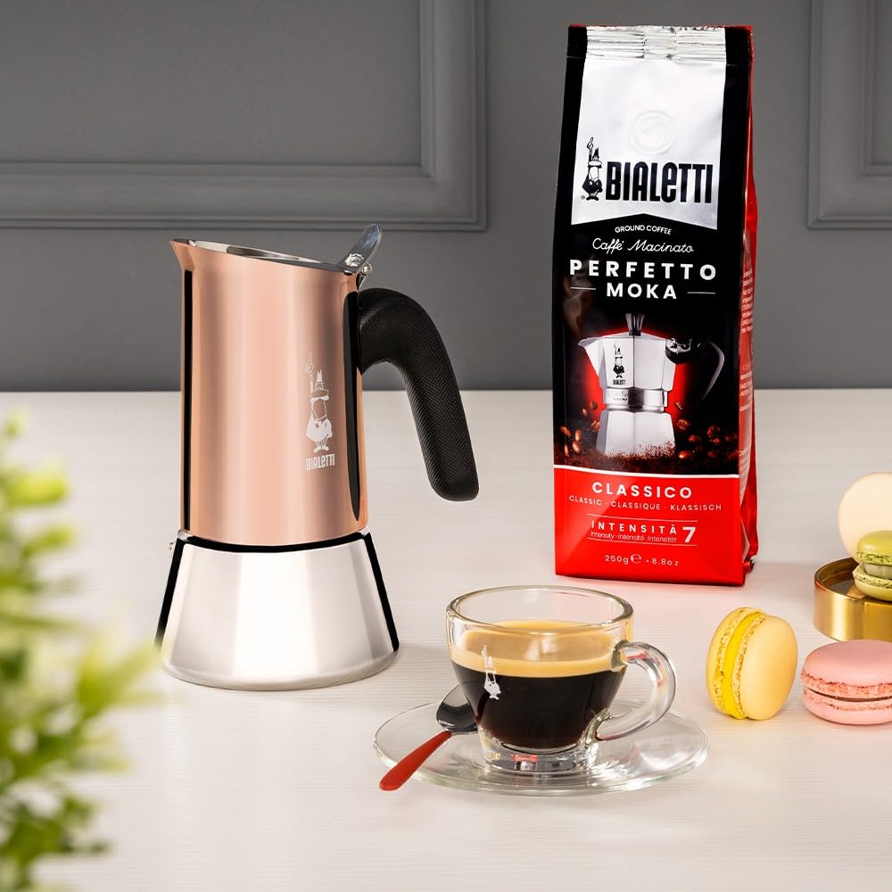 Bialetti Venus pouring fresh espresso into cups showcasing rich crema