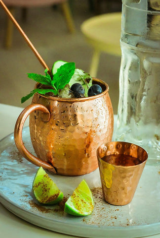 BOLD & DIVINE ice contact texture showing how copper keeps drinks colder longer