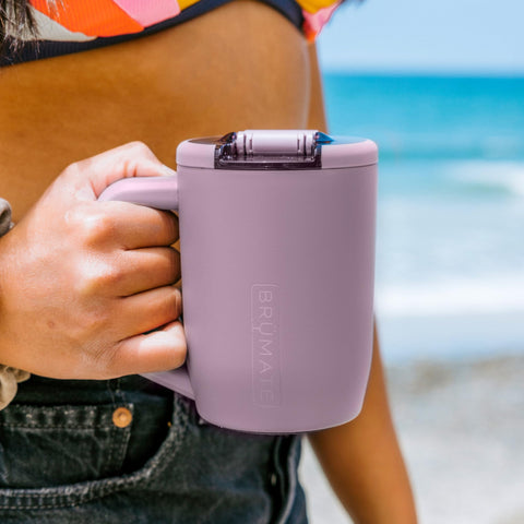 BrüMate Müv being used in a commute setting demonstrating spill-free convenience