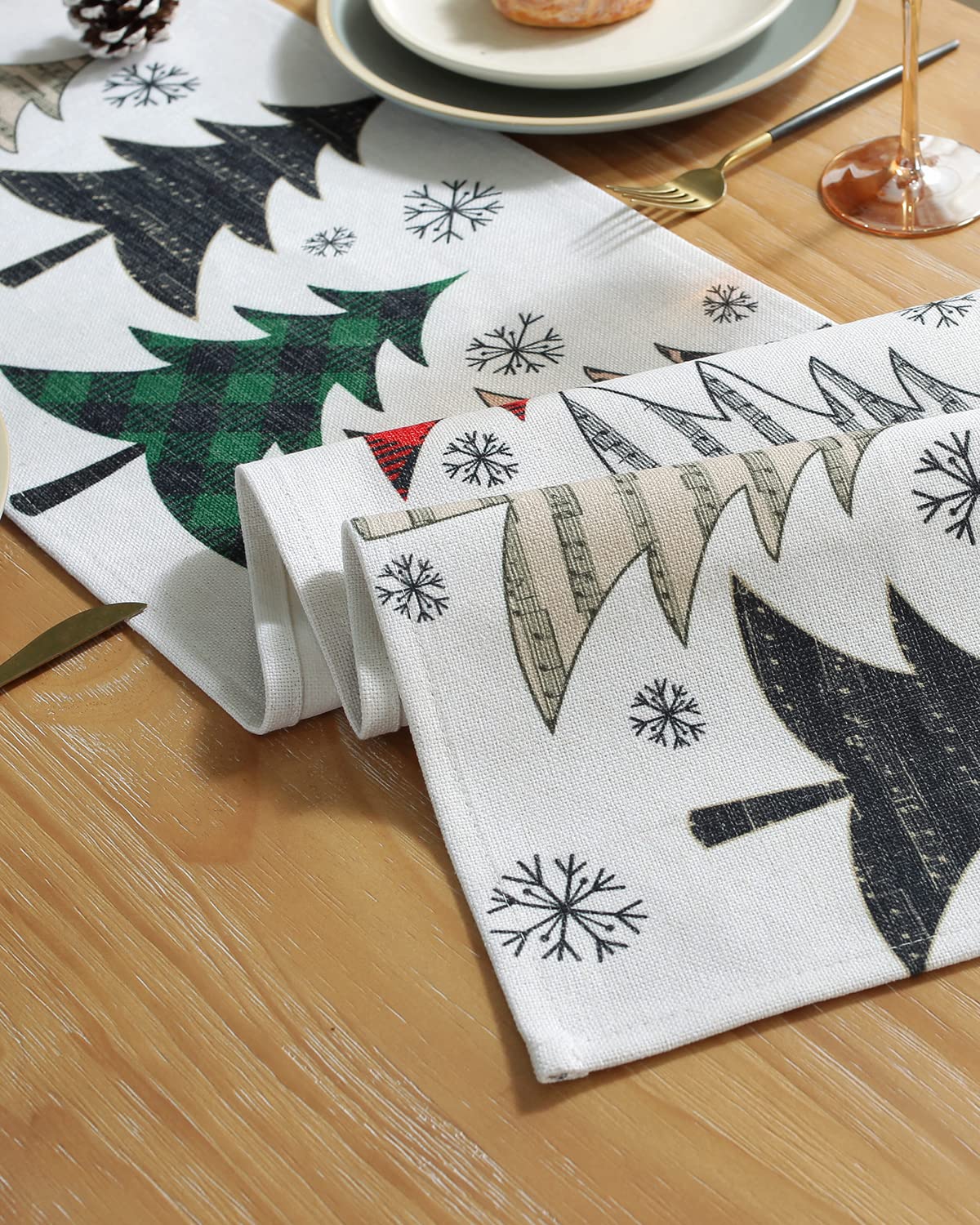 BUBOLIVE runner styled with centerpiece highlighting decorative layering possibilities