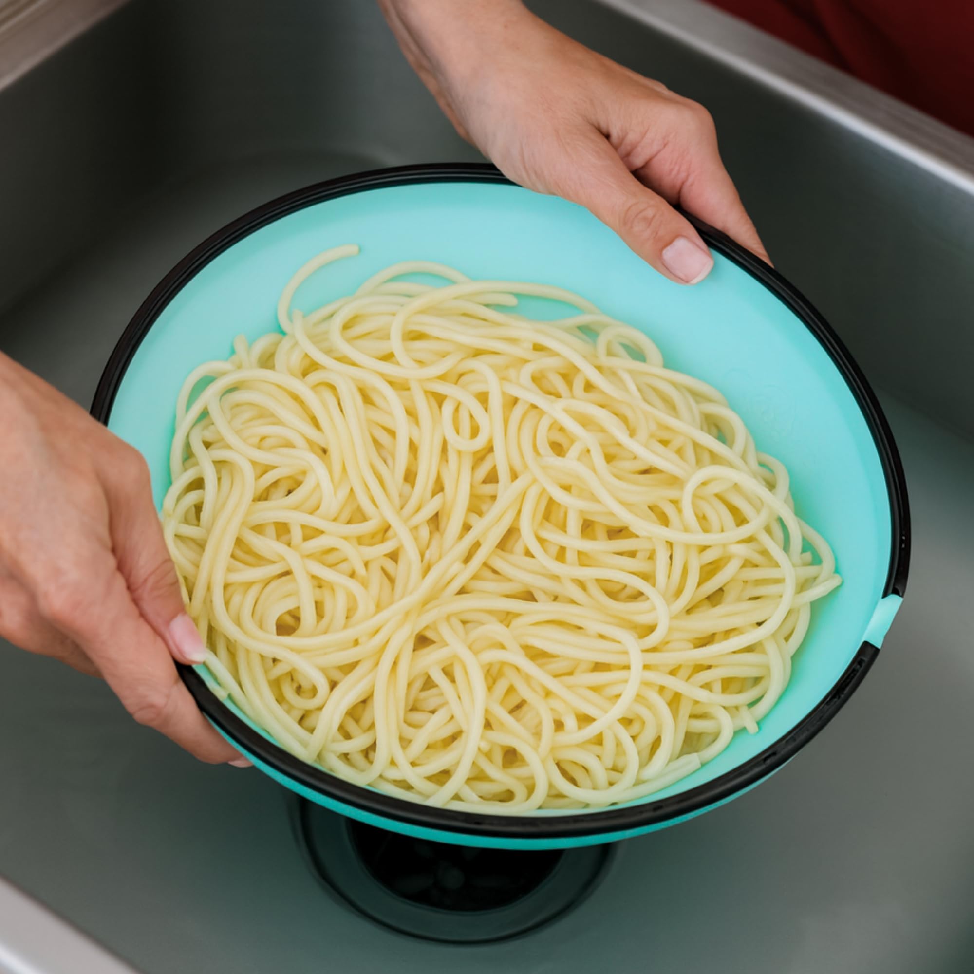 BUUBLE draining pasta over sink to show heat resistance and fast draining
