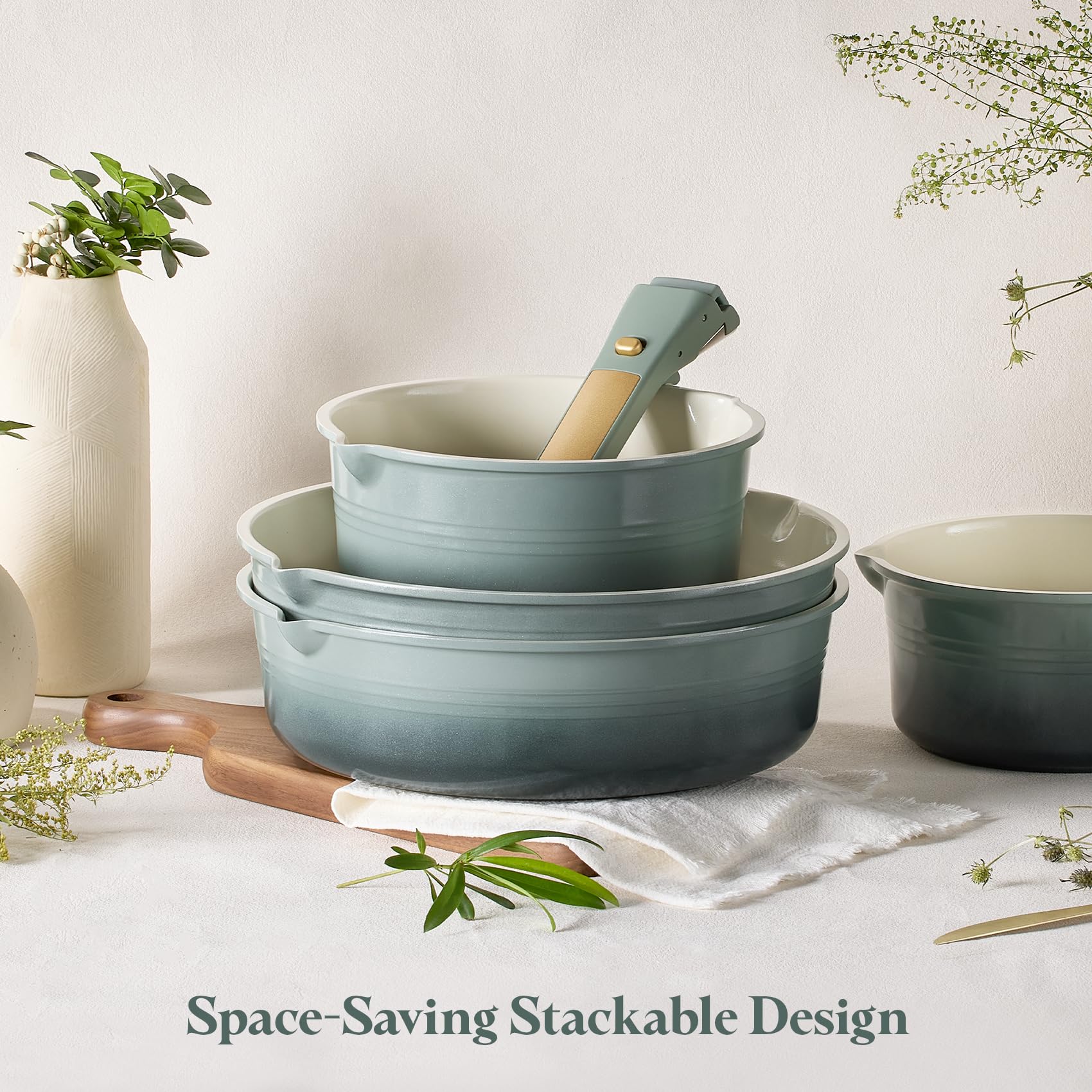 CAROTE lids and handle detail highlighting durable construction
