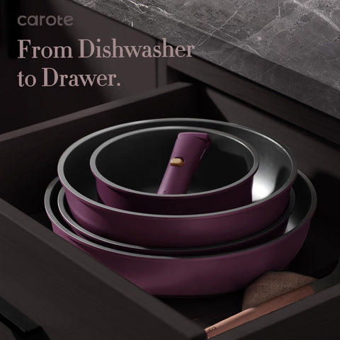 CAROTE saucepan with silicone lid showing tight fit and heat protection